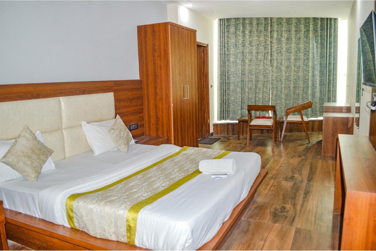 Fabhotel The Golf Inn Нойда Екстер'єр фото